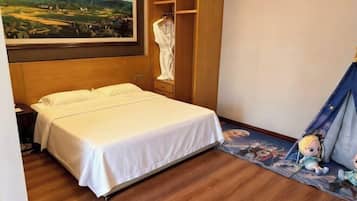 Minibar, in-room safe, alarm clocks