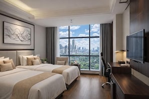 A hotel room with two beds, a TV, a desk, and a large window with a city view. - Shangrao Hongshi Dynasty International Hotel (Xincheng Wuyue Plaza) (Shangrao)