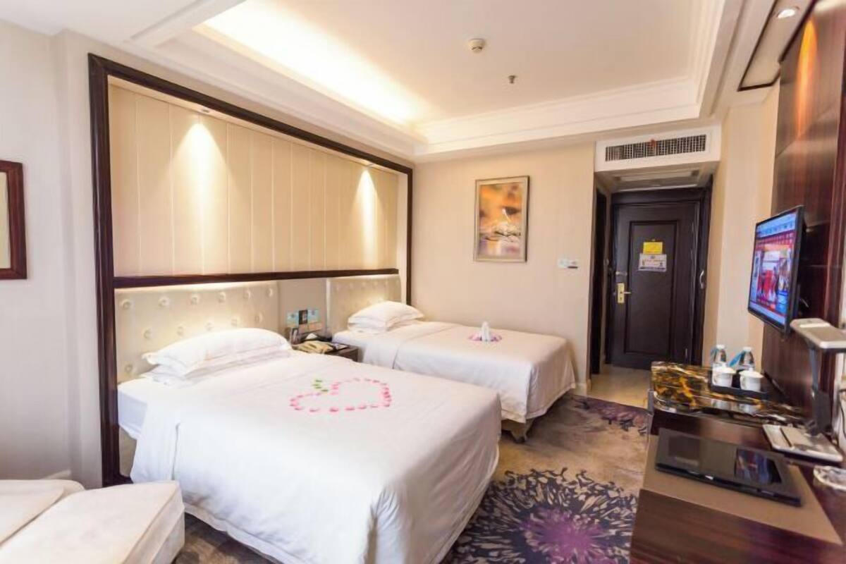 Minibar, in-room safe, alarm clocks