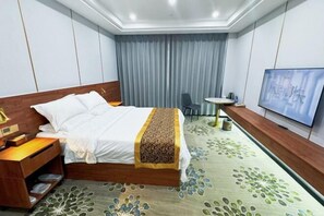Minibar, safe på rommet og vekkerklokke