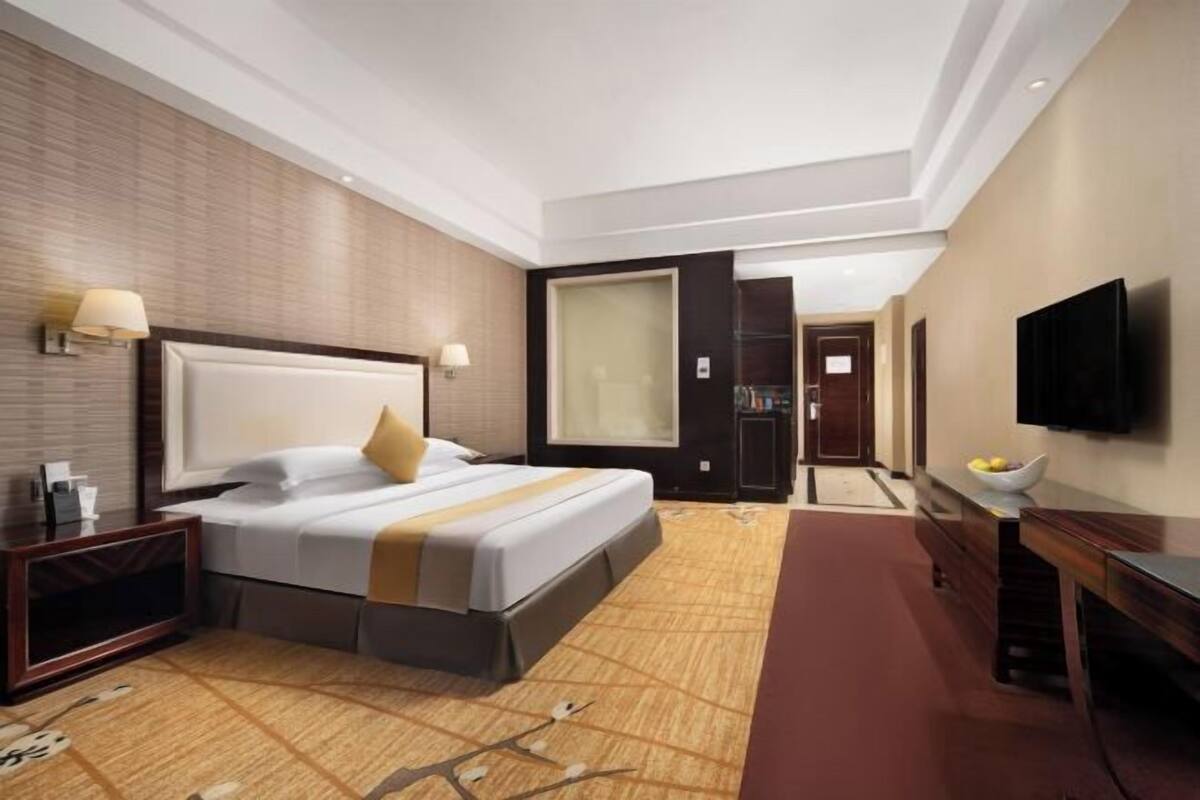 Minibar, in-room safe, desk, blackout curtains