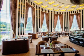 Se sirven desayunos, almuerzos, cenas y cocina local e internacional 