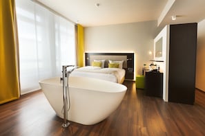 Suite Junior, non-fumeurs | Literie de qualité supérieure, minibar, coffres-forts dans les chambres