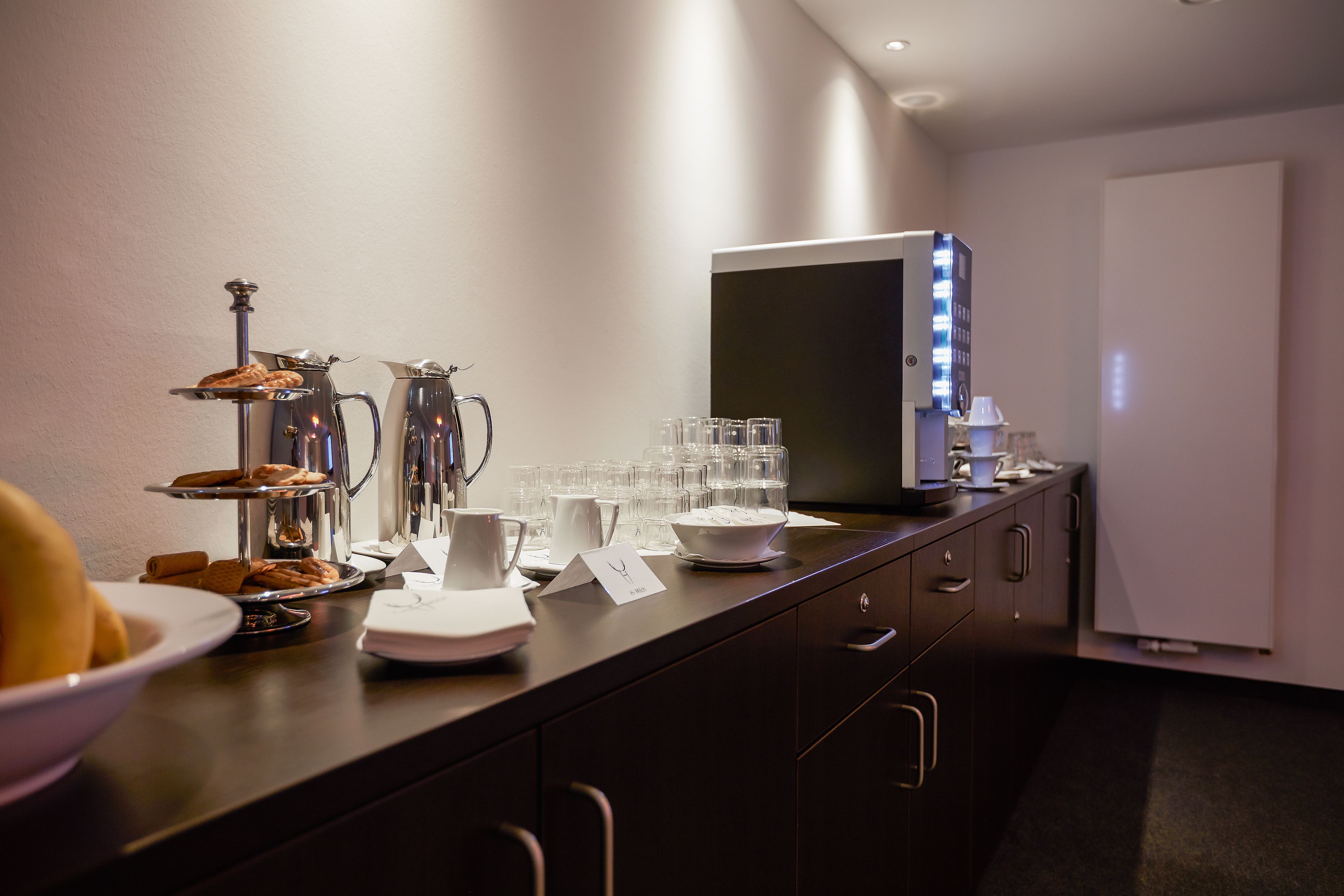Montaje de desayuno buffet con diversos alimentos y bebidas sobre una mesa.