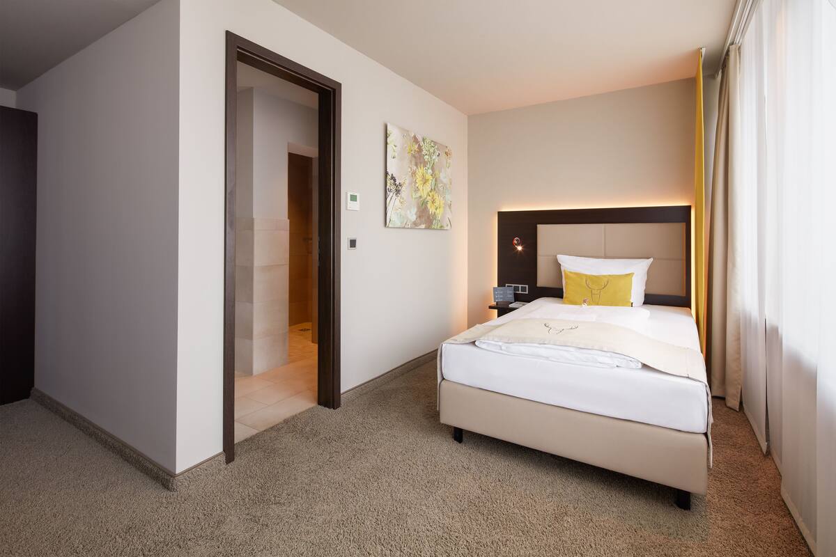 Room, 1 Large Single Bed, Non Smoking | Premium bedding, minibar, in-room safe, desk