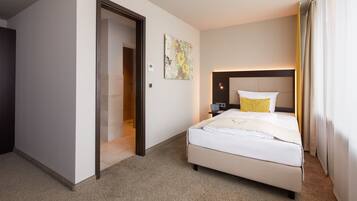 Room, 1 Large Twin Bed, Non Smoking | Premium bedding, minibar, in-room safe, desk
