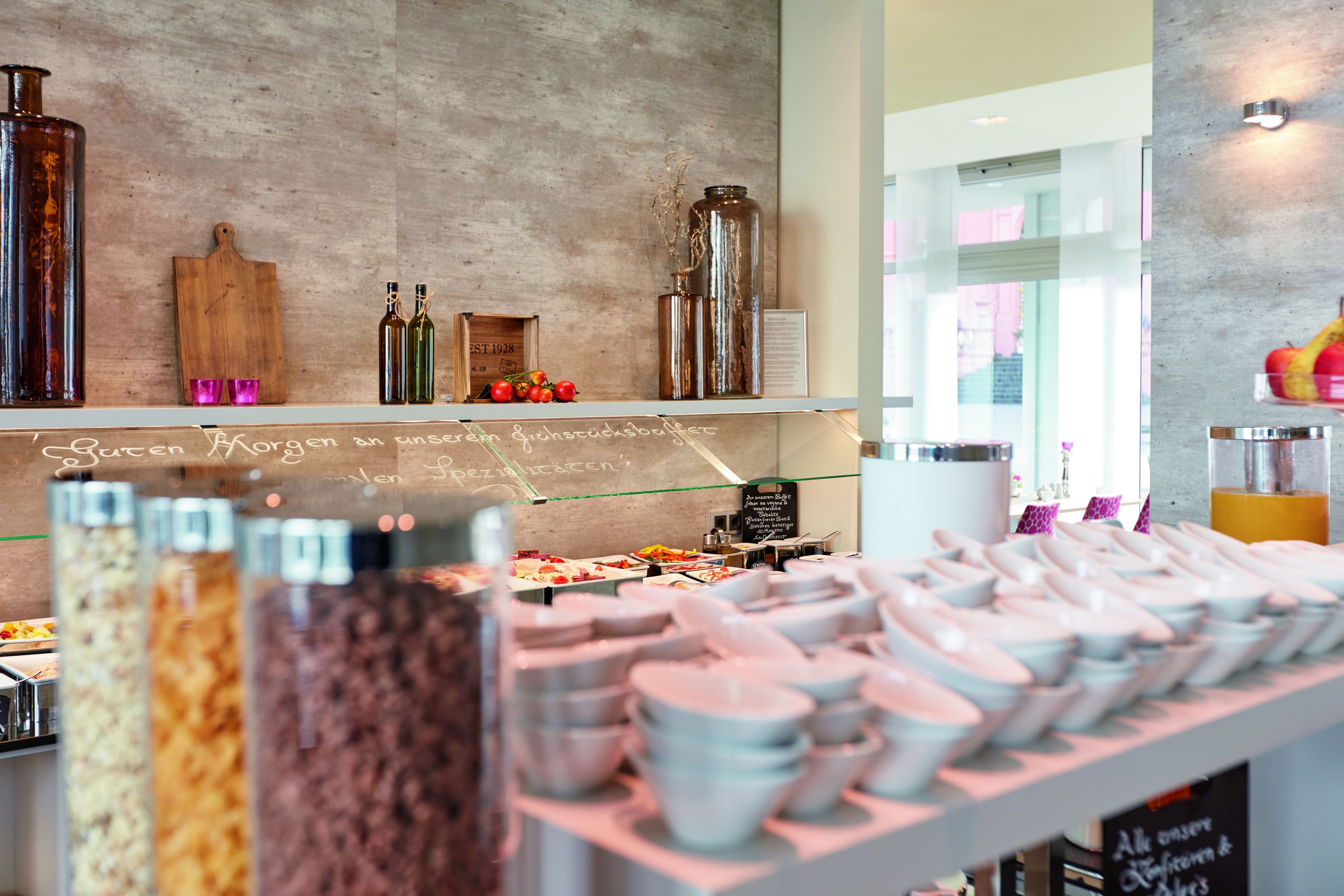 Un espace buffet proposant une variété de plats et d'accompagnements.