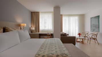 Habitación Deluxe, 1 cama Queen size y sofá cama | Edredón, minibar, caja de seguridad en la habitación y escritorio