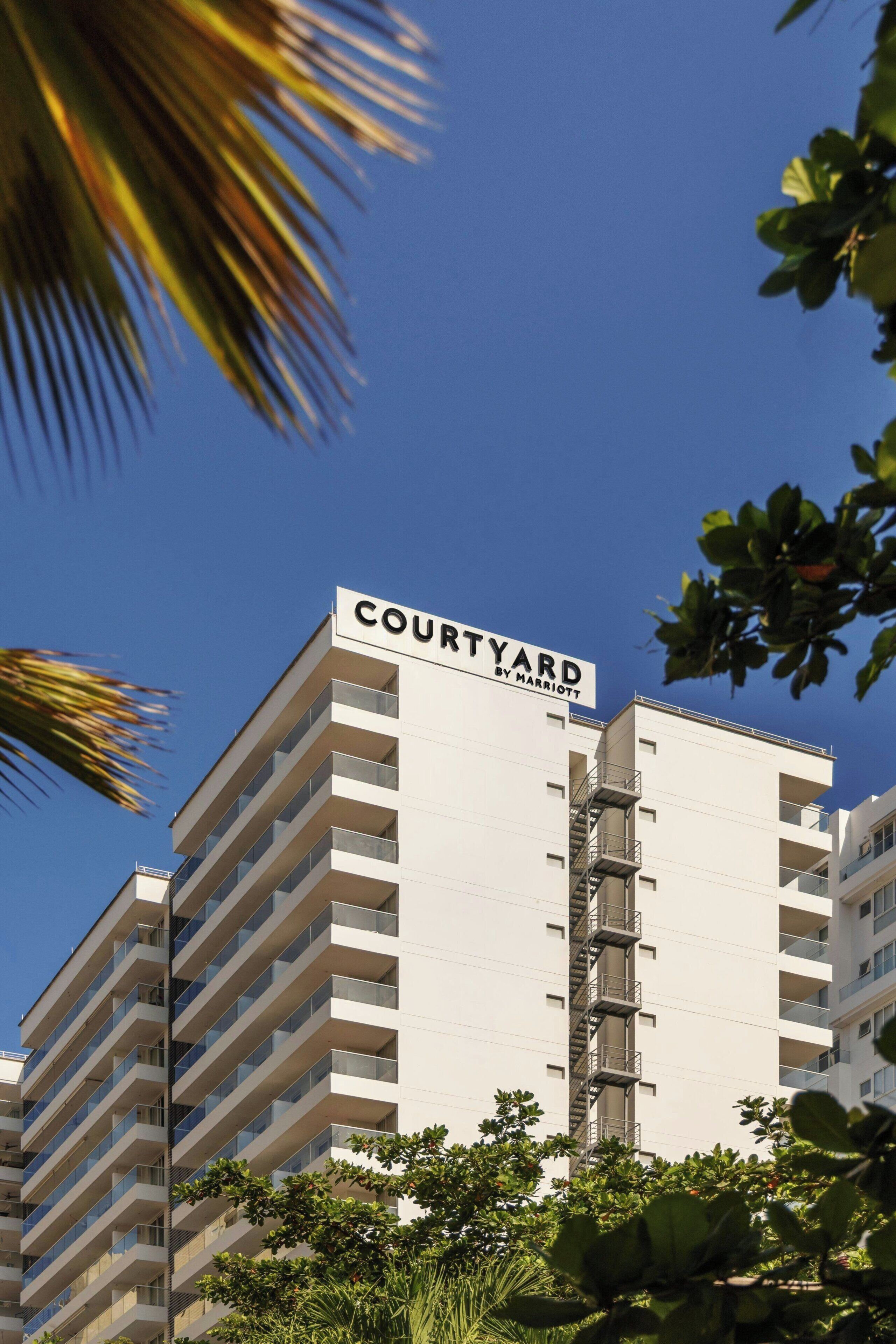 En byggnad med flera våningar, och en skylt som visar texten ”COURTYARD BY MARRIOTT”.
