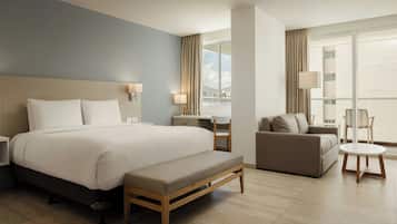 Quarto luxo, 1 cama Queen e sofá-cama | Edredons de pluma, frigobar, cofres nos quartos, escrivaninha