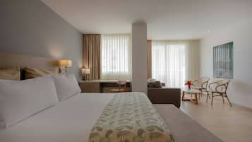 Camera Deluxe, 1 letto queen con divano letto | Copriletto in piuma, minibar, una cassaforte in camera, una scrivania