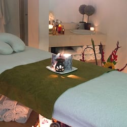 Aromaterapia, massaggi con le pietre calde, scrub corpo