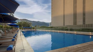 Kolam renang terbuka, kerusi lepak pantai