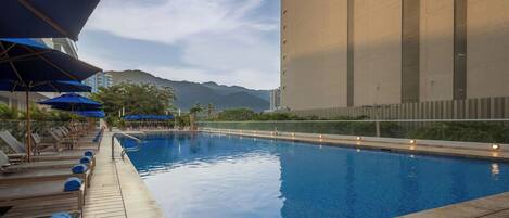 Piscine extérieure, chaises longues