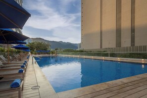 Outdoor pool, open 9:00 AM to 9:00 PM, pool loungers - Courtyard By Marriott Santa Marta Resort (Santa Marta)