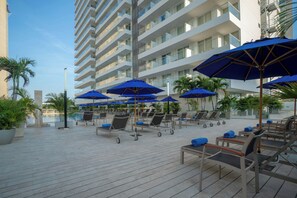 Outdoor pool, open 9:00 AM to 9:00 PM, sun loungers - Courtyard By Marriott Santa Marta Resort (Santa Marta)