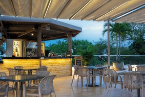 Outdoor pool, open 9:00 AM to 9:00 PM, pool loungers - Courtyard By Marriott Santa Marta Resort (Santa Marta)