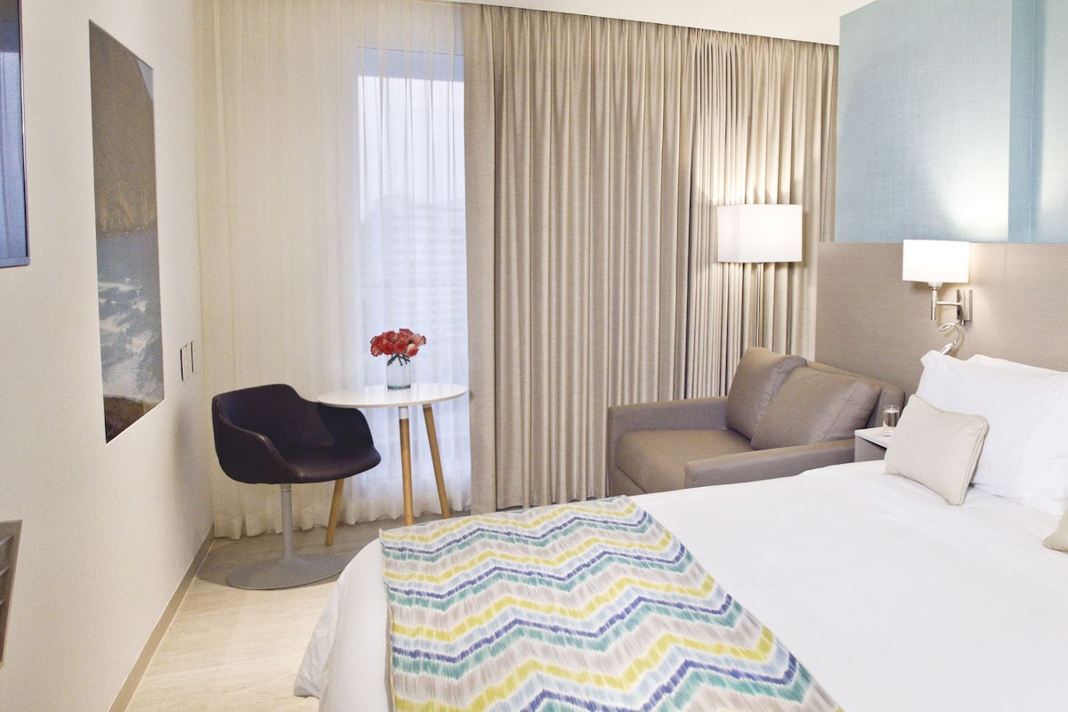 Superior kamer, 1 kingsize bed met slaapbank | Donzen dekbedden, een minibar, een kluis op de kamer, een bureau