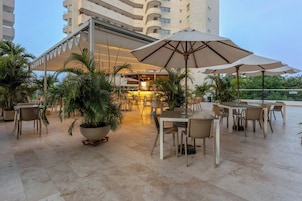 Piscina externa, funciona das 9h às 21h, espreguiçadeiras