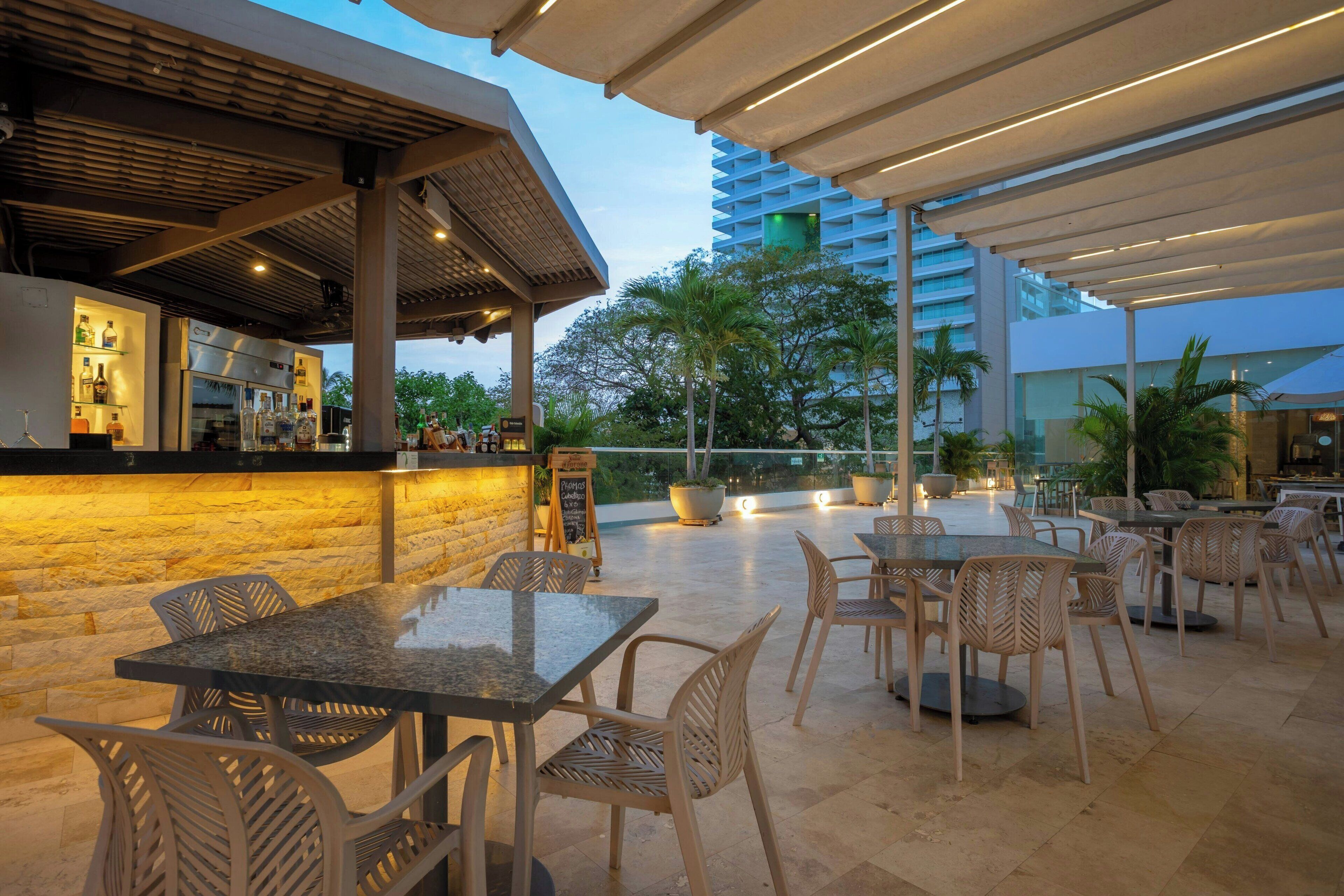 Hồ bơi ngoài trời, mở cửa từ 9:00 đến 21:00, ghế dài tắm nắng 