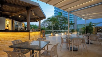 Hồ bơi ngoài trời, mở cửa từ 9:00 đến 21:00, ghế dài tắm nắng