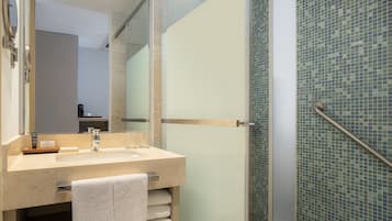 Habitación, 2 camas matrimoniales, para no fumadores | Baño | Regadera, regadera tipo lluvia, amenidades de baño ecológicas