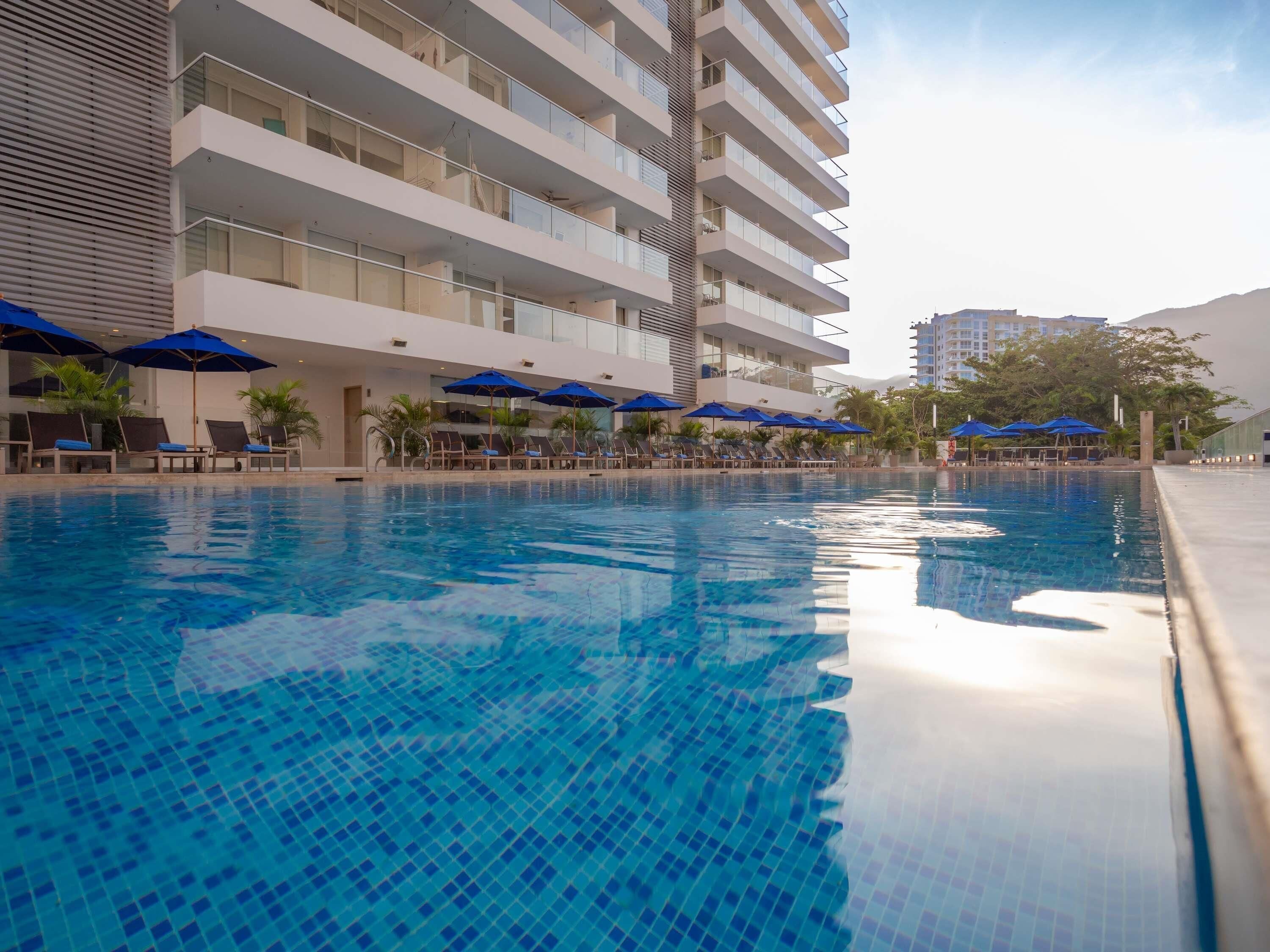 Udendørs pool, åben fra kl. 09.00 til kl. 21.00, liggestole