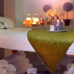 Aromaterapia, massaggi con le pietre calde, scrub corpo