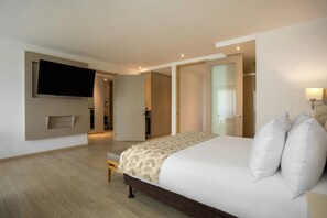 Quarto luxo, 1 cama Queen e sofá-cama | Edredons de pluma, frigobar, cofres nos quartos, escrivaninha