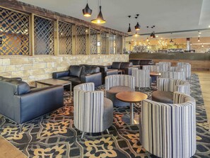 朝食、ランチ、ディナーに営業 (多国籍料理)