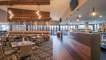 Serveert ontbijt, lunch, diner, internationale gerechten