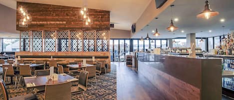 Breakfast, lunch, dinner served; international cuisine