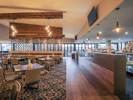 Café da manhã, almoço e jantar; culinária internacional . Mercure Warragul