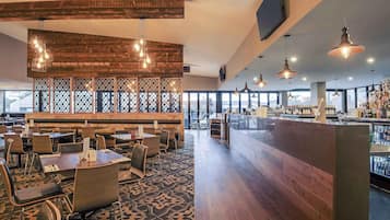 Serves breakfast, lunch and dinner