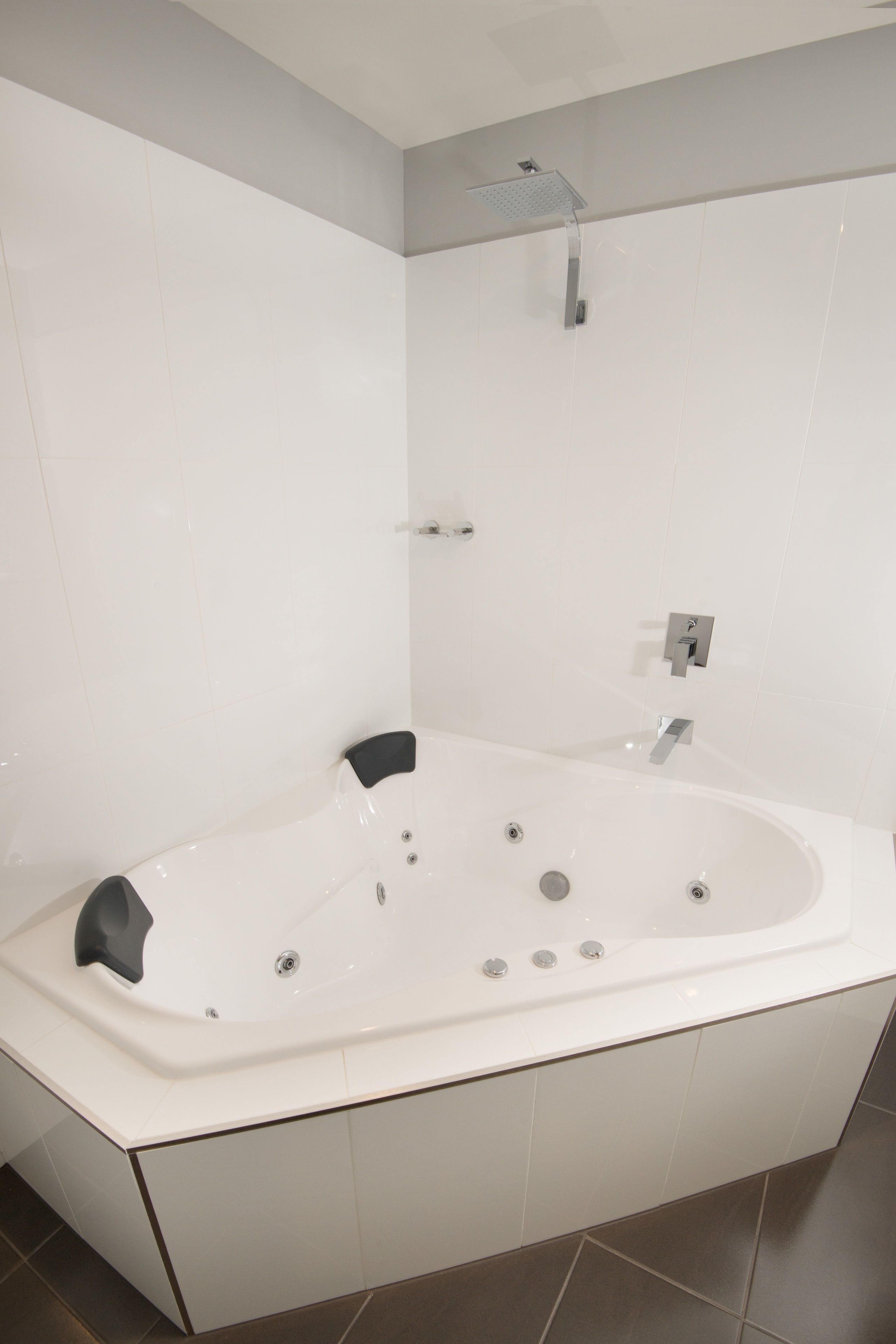 premier suite, 1 king bed, jetted tub | jetted bathtub