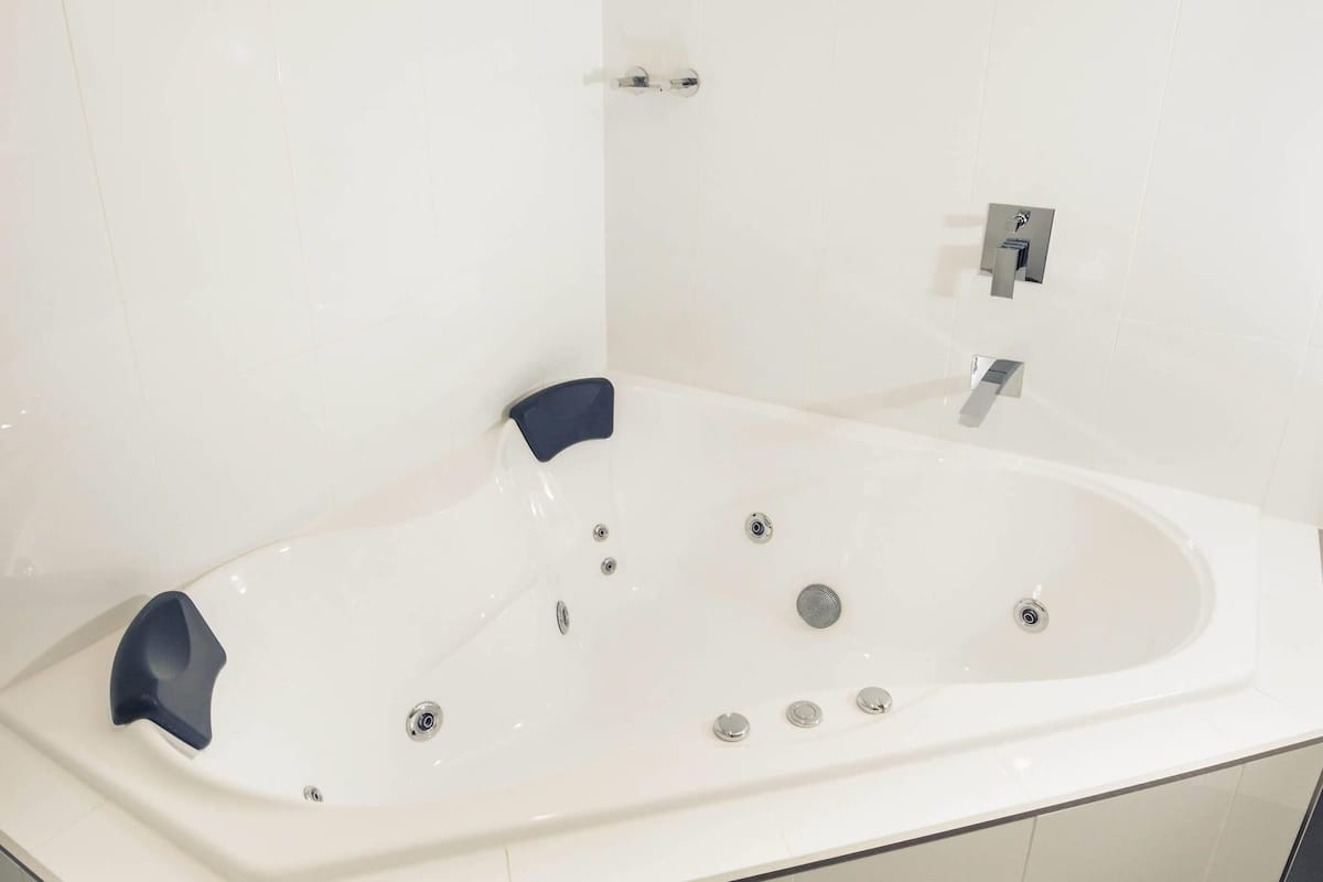 Premier Suite, 1 King Bed, Jetted Tub | 1 bedroom, Egyptian cotton sheets, premium bedding, minibar
