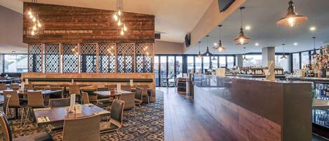 Serves breakfast, lunch, and dinner