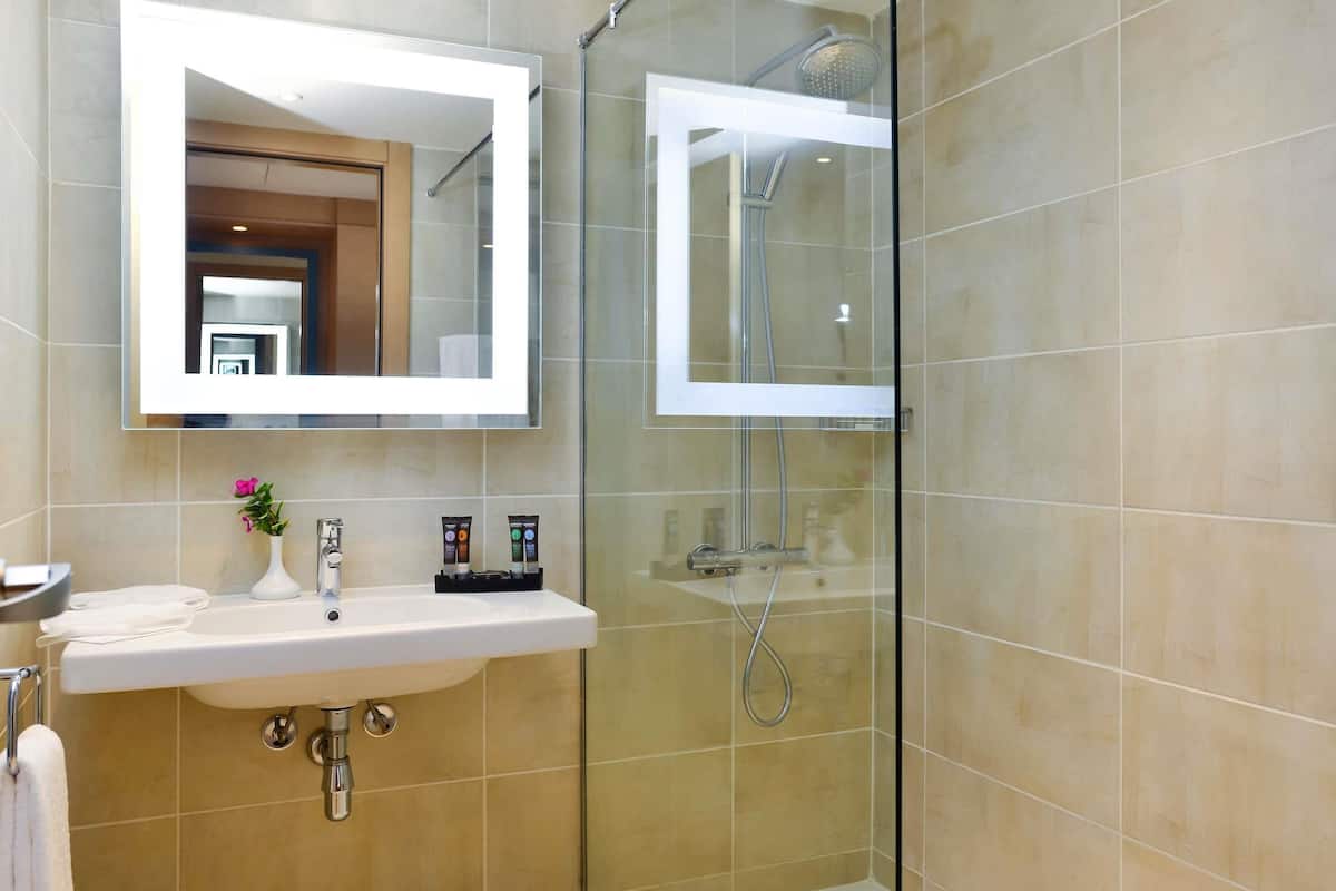 Minibar với thức ăn, đồ uống miễn phí, két bảo mật tại phòng, bàn