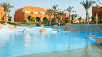 Piscine couverte, 3 piscines extérieures, parasols de plage