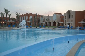 Indoor pool, 3 outdoor pools, pool umbrellas, pool loungers - Novotel Marsa Alam Beach Resort (El Quseir)