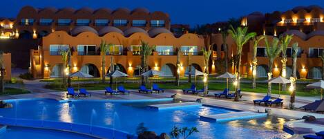 Una piscina techada, 3 piscinas al aire libre, sombrillas