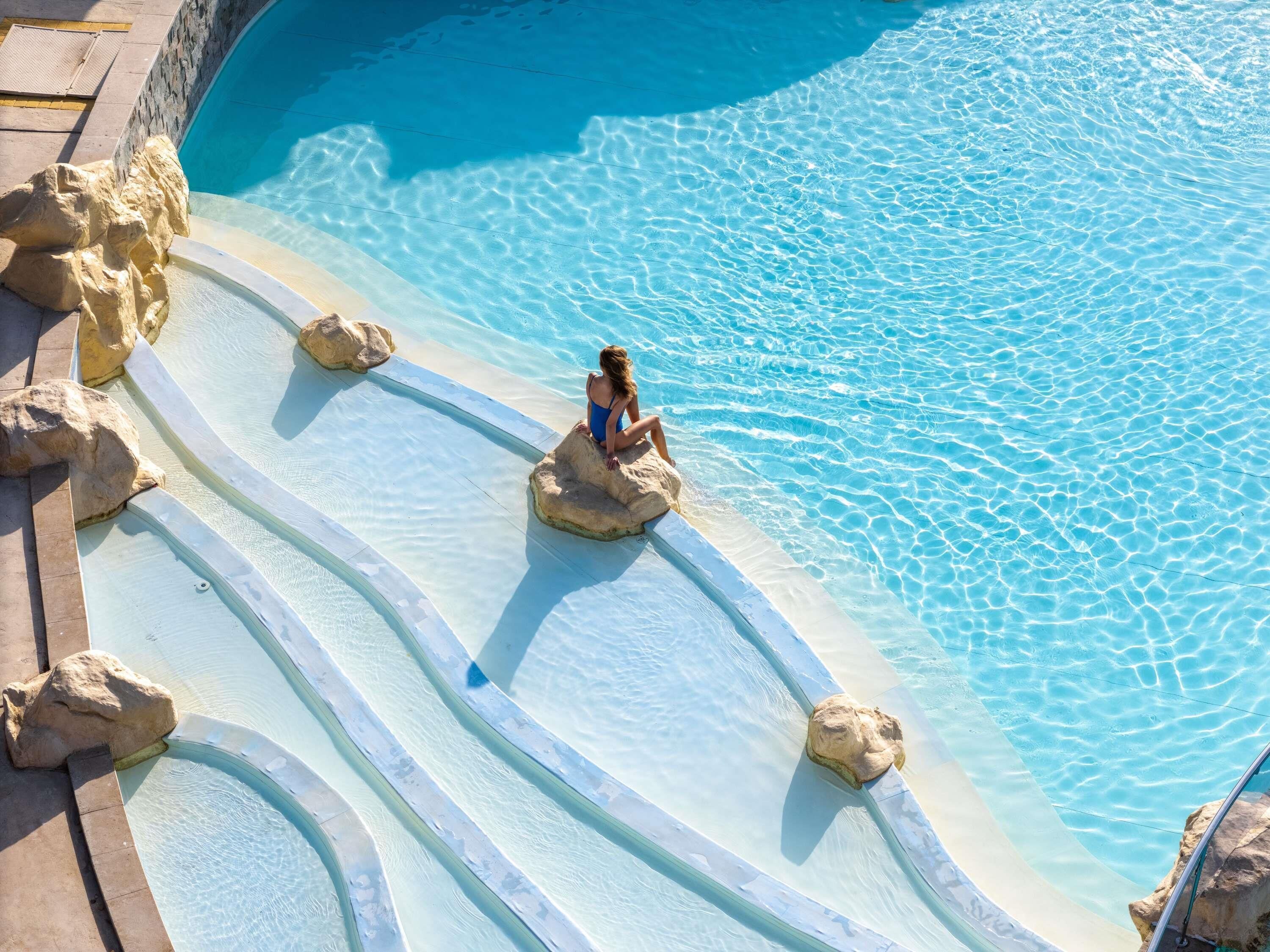 Piscine couverte, 3 piscines extérieures, parasols de plage