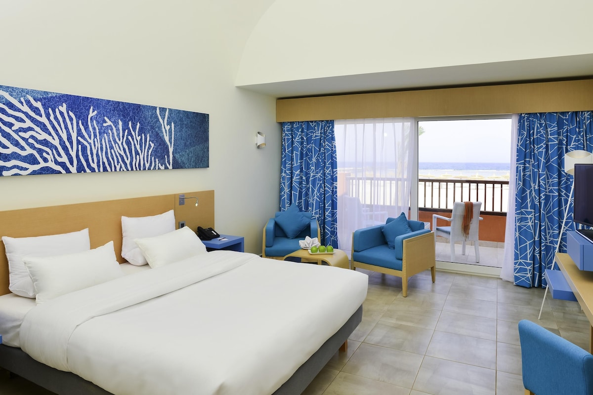 Deluxe room, 02 SGL beds, Sea front | Free minibar items, in-room safe, desk, iron/ironing board (on request)