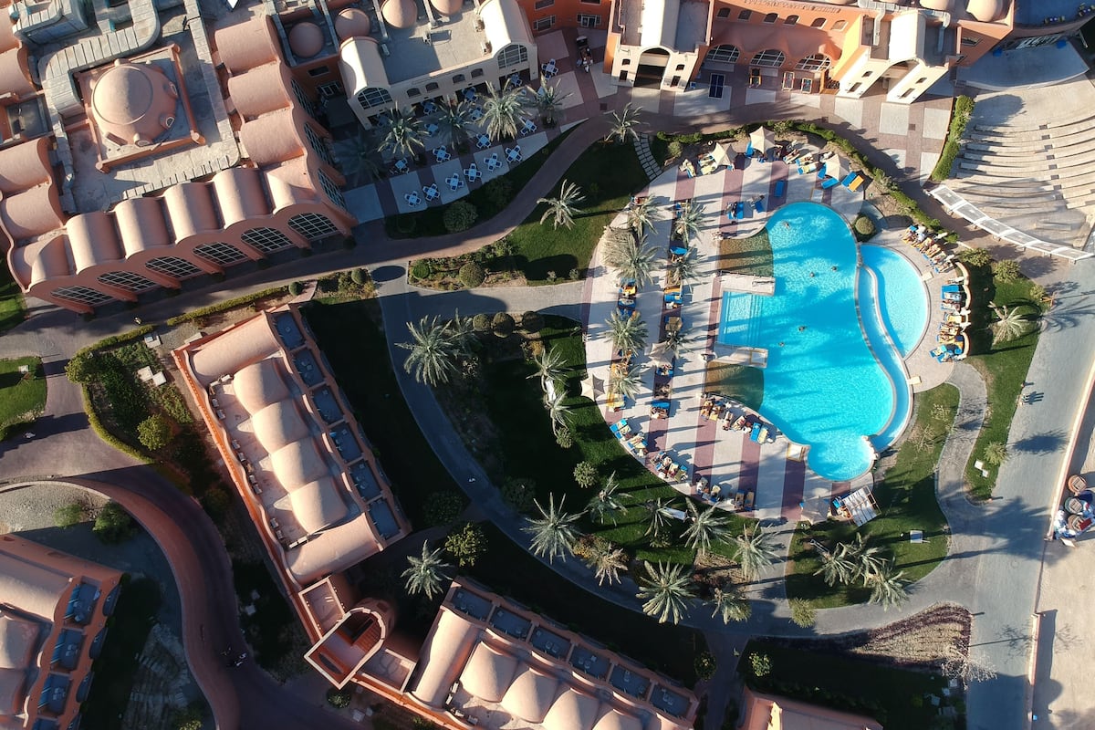 Artículos del minibar gratis y caja de seguridad en la habitación