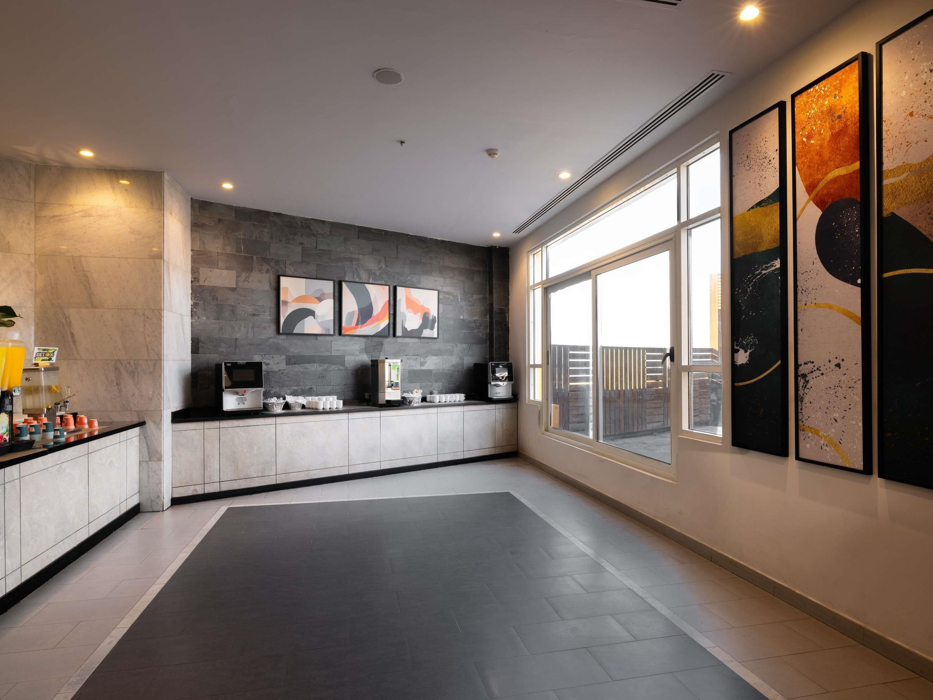 2 restaurants, breakfast, lunch, dinner served; international cuisine