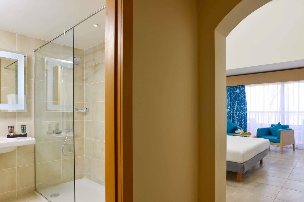 Frigobar (abastecido com alguns itens grátis), cofres nos quartos