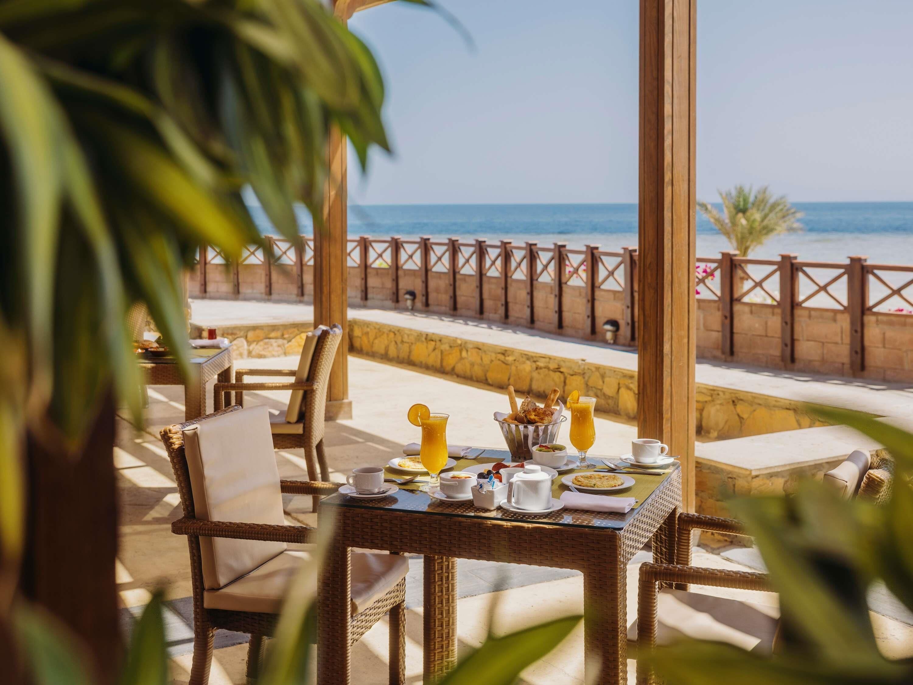 2 restaurants; breakfast, lunch and dinner served 