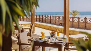 2 restaurants; breakfast, lunch and dinner served