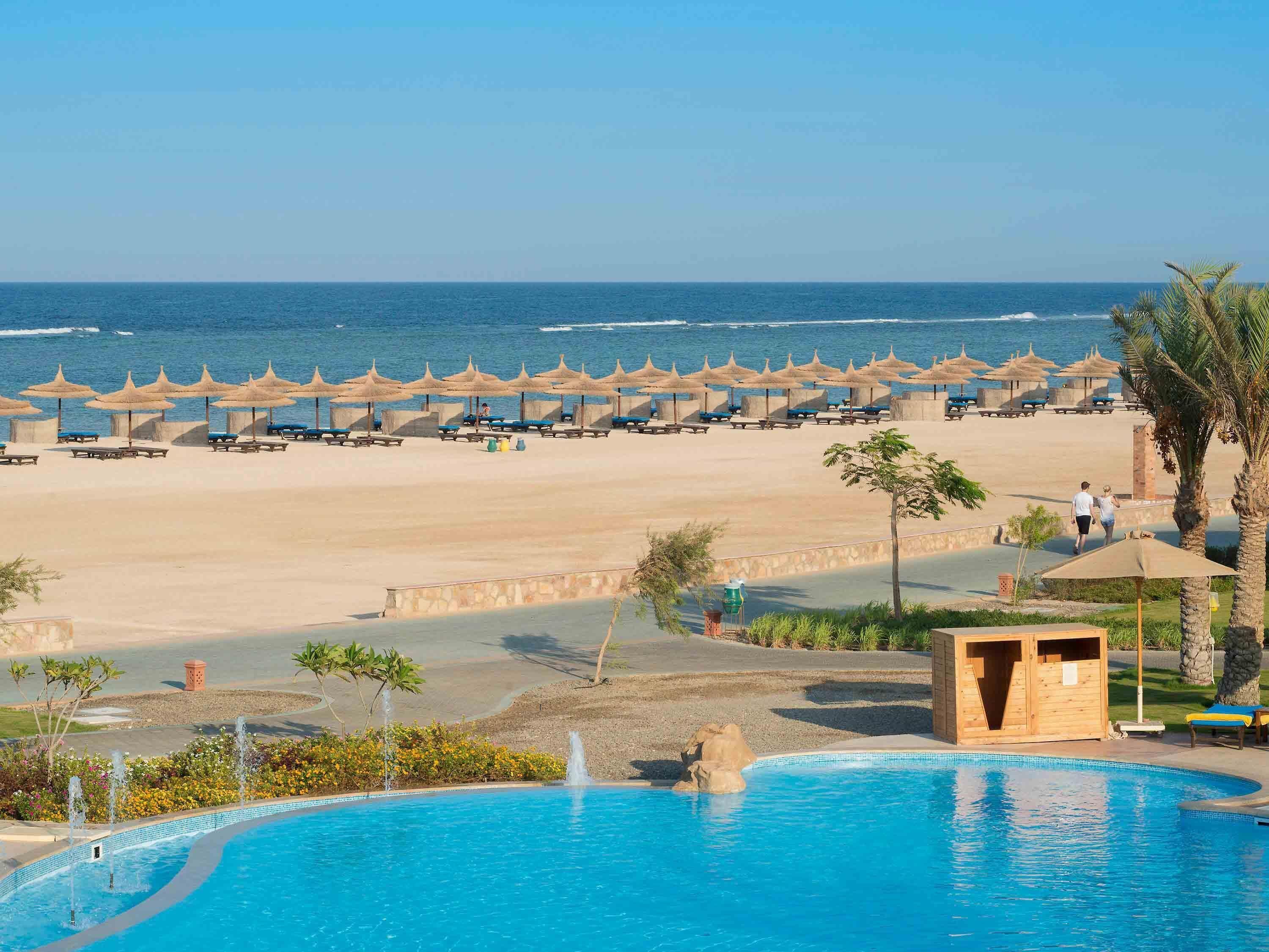 Una piscina techada, 3 piscinas al aire libre, sombrillas