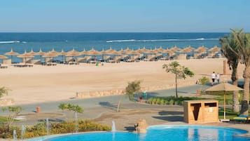 Una piscina techada, 3 piscinas al aire libre, sombrillas